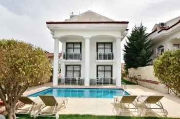 Özel yüzme havuzlu modern Çalış aile villası